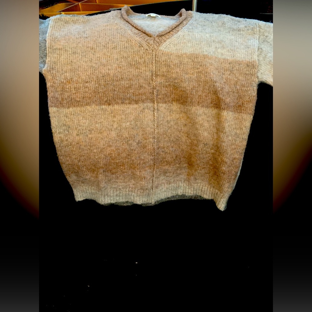 Briggs V-neck sweater in tans and creams. Size Large